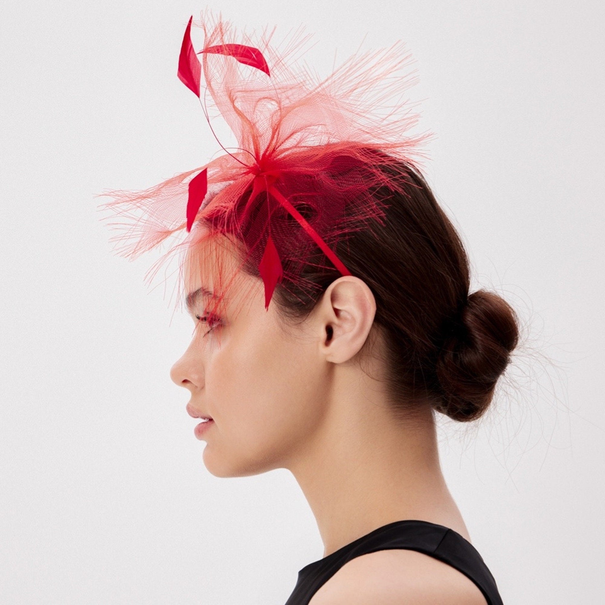 Extravagant Red Fascinator: Festive Christmas Headwear | Stylish Holiday Accessories
