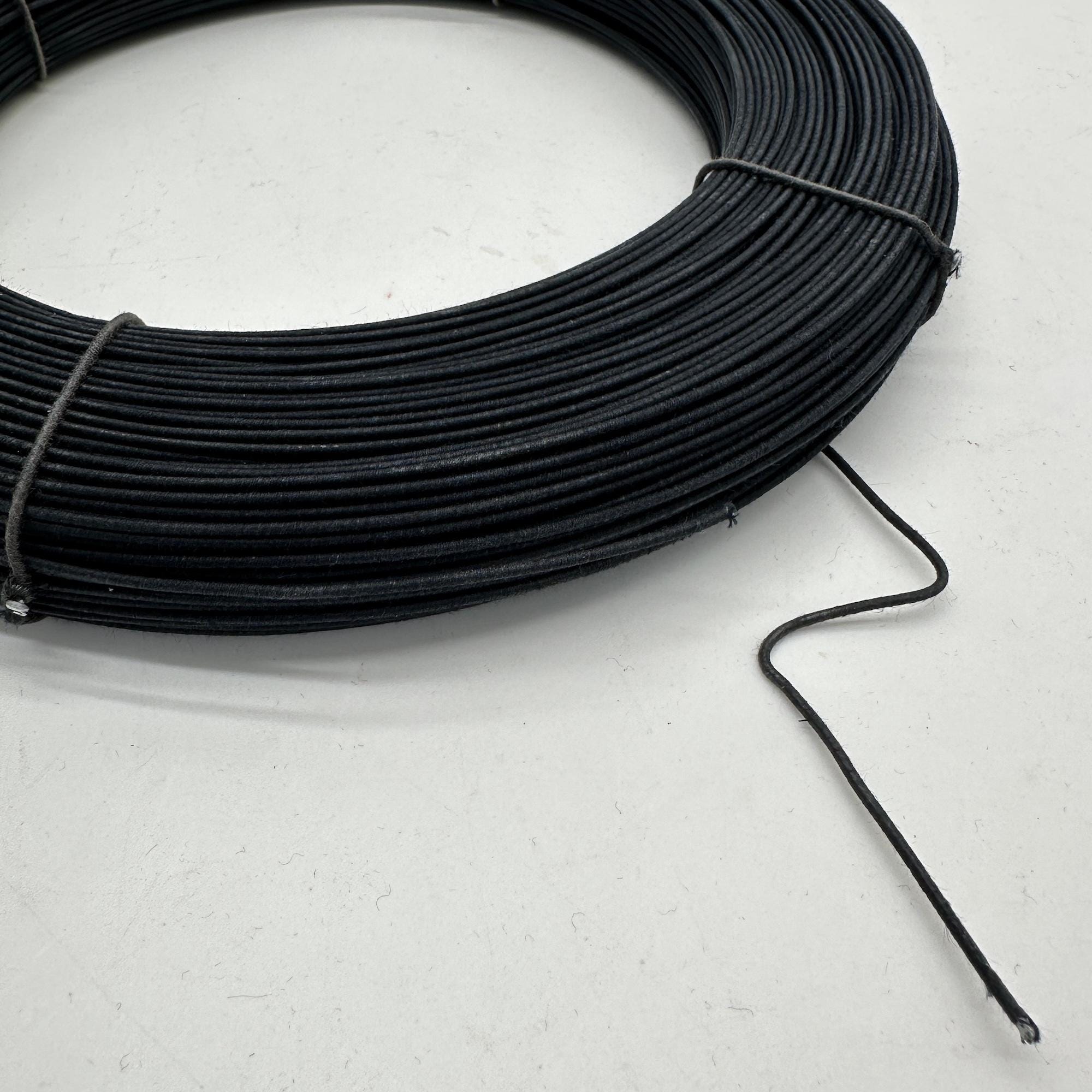 Extra firm black cotton-covered metal millinery wire 10 m X 1,2 mm/16 gauge