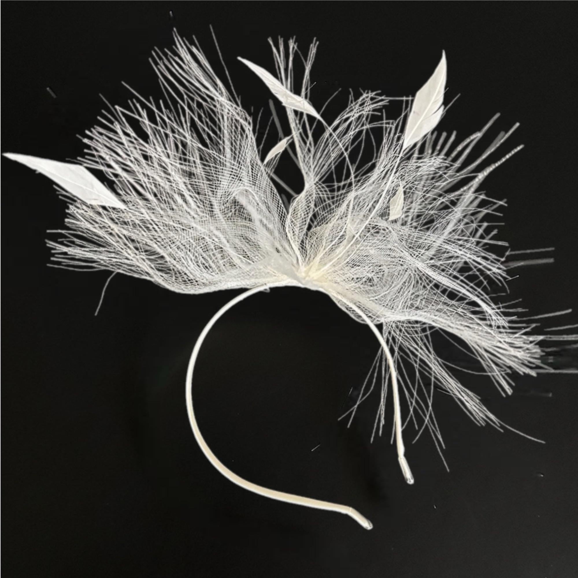 Extravagant Red Fascinator: Festive Christmas Headwear | Stylish Holiday Accessories