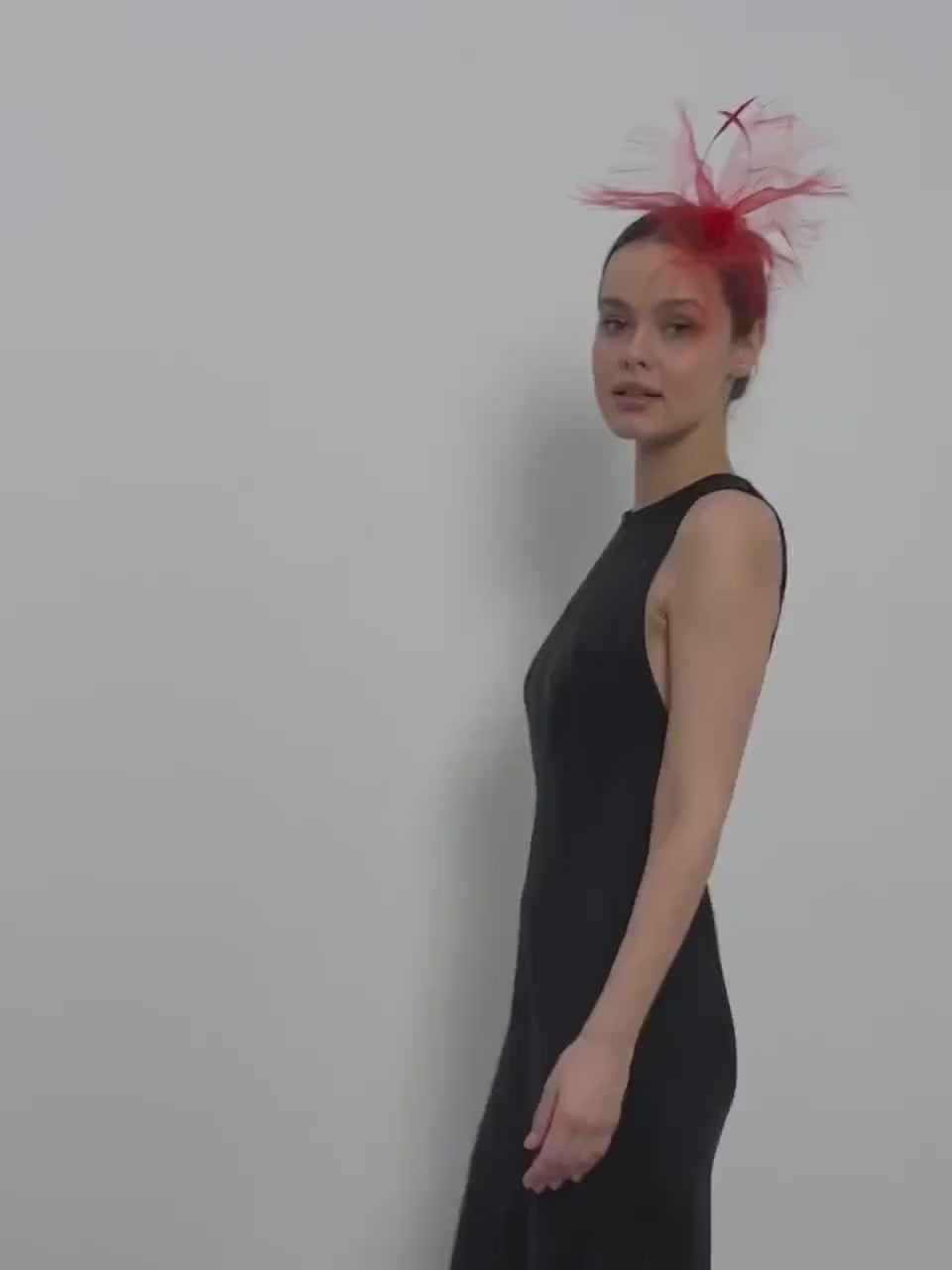 Extravagant Red Fascinator: Festive Christmas Headwear | Stylish Holiday Accessories